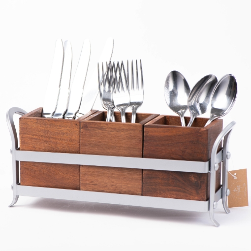 صورة حامل معدني فضي مع خشب داكن