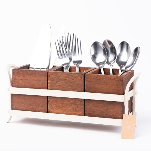 صورة حامل معدني كريمي مع خشب داكن