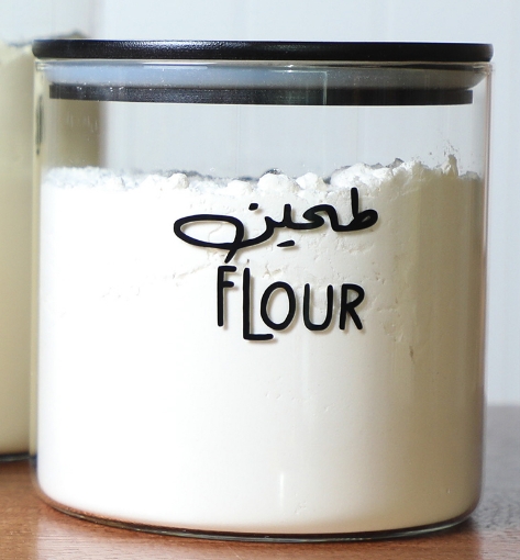 صورة  مسقيمة الشكل -جرة زجاجية محكمة الإغلاق بغطاء أسود ٢ لتر