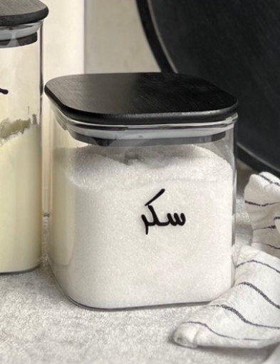 صورة جرة مربعة زجاجية ٤٥٠  ملي بغطاء أسود( ١٠ * ١٠ سم )