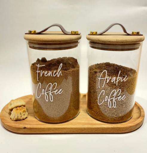 صورة طقم من 2 جرات صغيرة بغطاء جلدي  وأزرار ذهبية(700 مل  ) مع قاعدة خشبية 